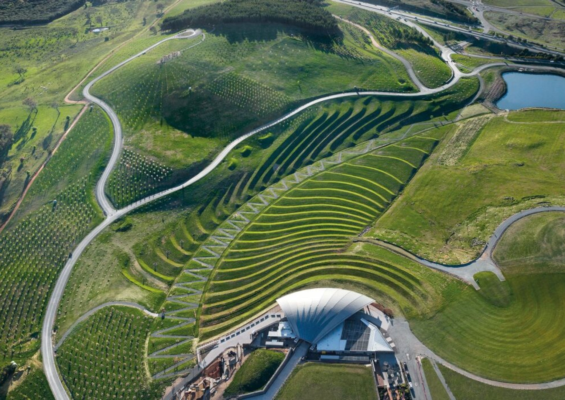 Национальные ландшафты. National Arboretum Canberra,. Парк с крутым рельефом. Национальный ландшафт. Международные парки мира.